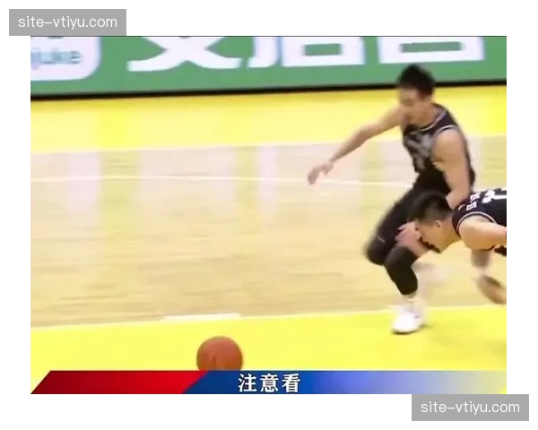 福建晋江内线防守漏洞明显 约翰逊抢下14个前场篮板 福建晋江内线防守漏洞明显 约翰逊抢下14个前场篮板