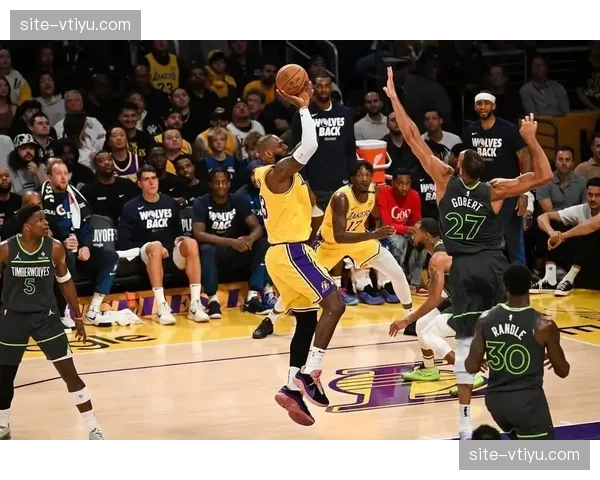 湖人G4遭遇溃败后启动预案，里夫斯G5回归解决詹姆斯持球时间过长难题